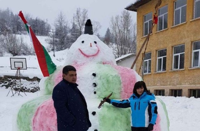 Гигантски снежен човек направиха в Забърдо