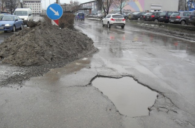 Опасни дупки зейнаха по варненските улици (СНИМКИ)