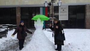 Снежен ангел изваяха творци от галерията в Пазарджик