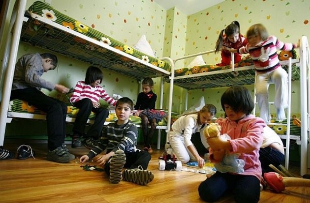 Русия ще плаща глоби заради забрана русначета да бъдат осиновявани от американци