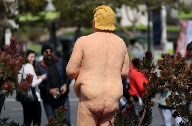 Разголена феминистка награби восъчна статуя на Доналд Тръмп