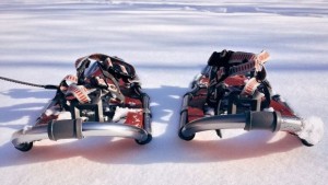 Кмет се оборудва със снегоходки за да наглежда пенсионери в