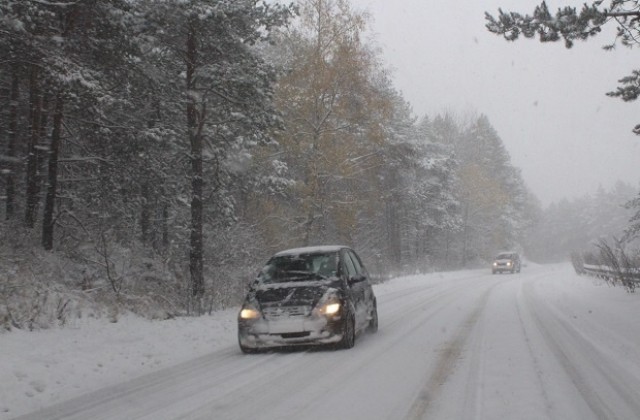 Нови 30 см сняг натрупа в Смолянско, няма нови ограничения по пътищата