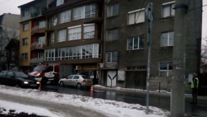 Спукана тръба затрудни движението в Дупница