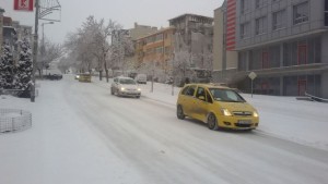 Валежите продължават в поголяма част от страната