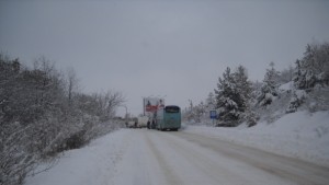 Снегът спря един от сутрешните автобуси за София