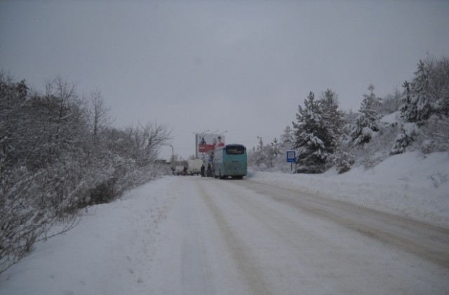 Снегът спря един от сутрешните автобуси за София