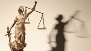 Задържане под стража за крадците отмъкнали пари и вещи от