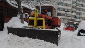 Разширяват разчистената от снега улична площ във великотърновски квартали