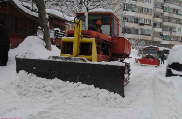Разширяват разчистената от снега улична площ във великотърновски квартали