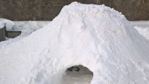 Бъдещи планински водачи се учат да оцеляват в снежни пещери
