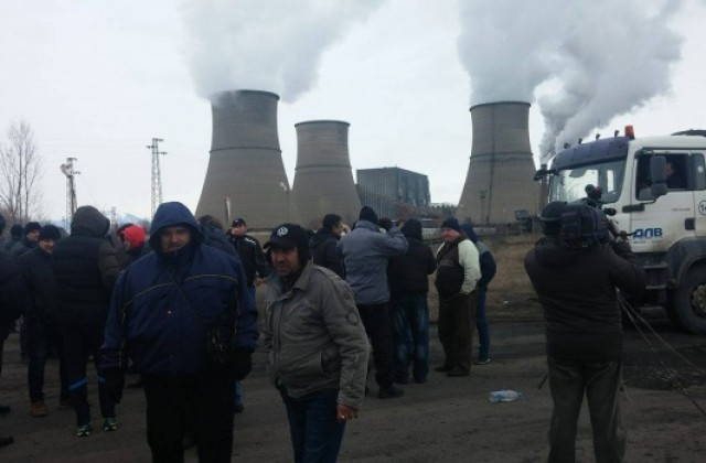 Миньорският протест блокира достъпа на камионите с въглища за ТЕЦ- Бобов дол