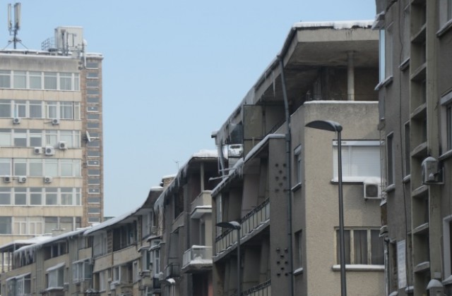 Продължават проверките за непочистени сняг и висулки от прилежащите към сградите тротоарни площи и покривите