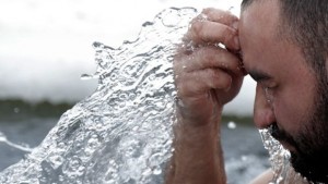 Хиляди руснаци се потопиха в ледени води на Богоявление СНИМКИ