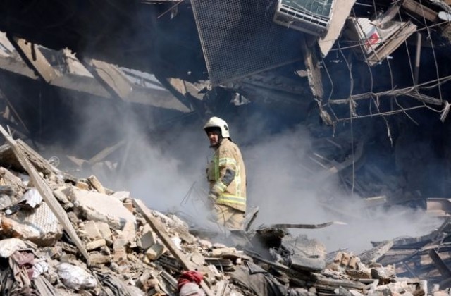 Продължава издирването на оцелели в рухналата сграда в Техеран (СНИМКИ)