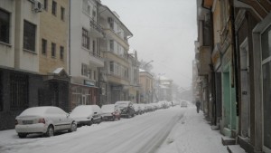 Продължава извозването на сняг от натоварени улици и паркинги