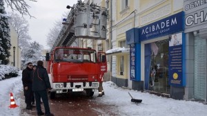 Пожарната на помощ в борбата с ледените висулки Чистота обработват