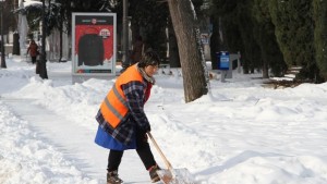Близо 300 души чистят снега от пешеходните зони в Стара