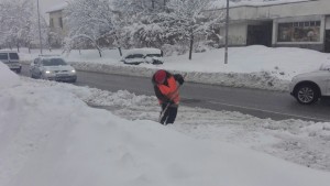 Извозват снега глобяват за непочистени висулки