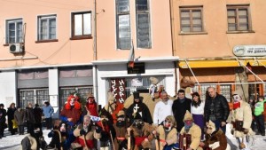 Камила със счупен крак и други джумбиши на празник в