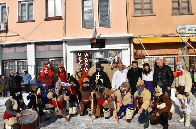 Камила със счупен крак и други „джумбиши на празник в Йоглав