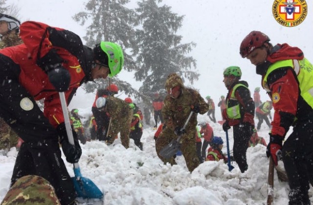 Още 23 души липсват след падането на лавина в италиански хотел