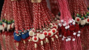 Баба Марта бързала мартенички вързала конкурс за деца