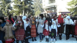 Неповторимото бабино хоро се изви в Разлог СНИМКИ