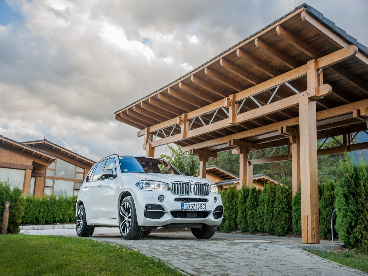 BMW X5 M50d е автомобил, с който не можеш да опишеш завоя с пушещи гуми, но можеш да го опишеш с невероятна скорост, а колкото по-висока е тя, толкова по-добре стои на пътя. Това е автомобил, с който можеш да изминеш 1000 км само с едно спиране до двете нули, а накрая да видиш разход около 10 л/100 км, но с 381 к.с. и спринт до 100 км/ч за 5,3 секунди. При тегло малко под 2,3 тона! Това е Звяр.