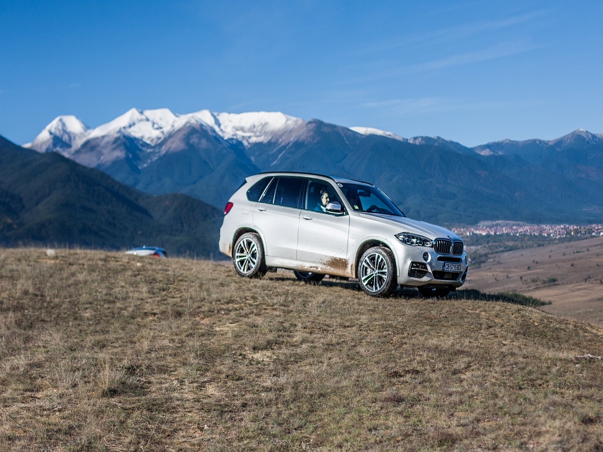 BMW X5 M50d е автомобил, с който не можеш да опишеш завоя с пушещи гуми, но можеш да го опишеш с невероятна скорост, а колкото по-висока е тя, толкова по-добре стои на пътя. Това е автомобил, с който можеш да изминеш 1000 км само с едно спиране до двете нули, а накрая да видиш разход около 10 л/100 км, но с 381 к.с. и спринт до 100 км/ч за 5,3 секунди. При тегло малко под 2,3 тона! Това е Звяр.