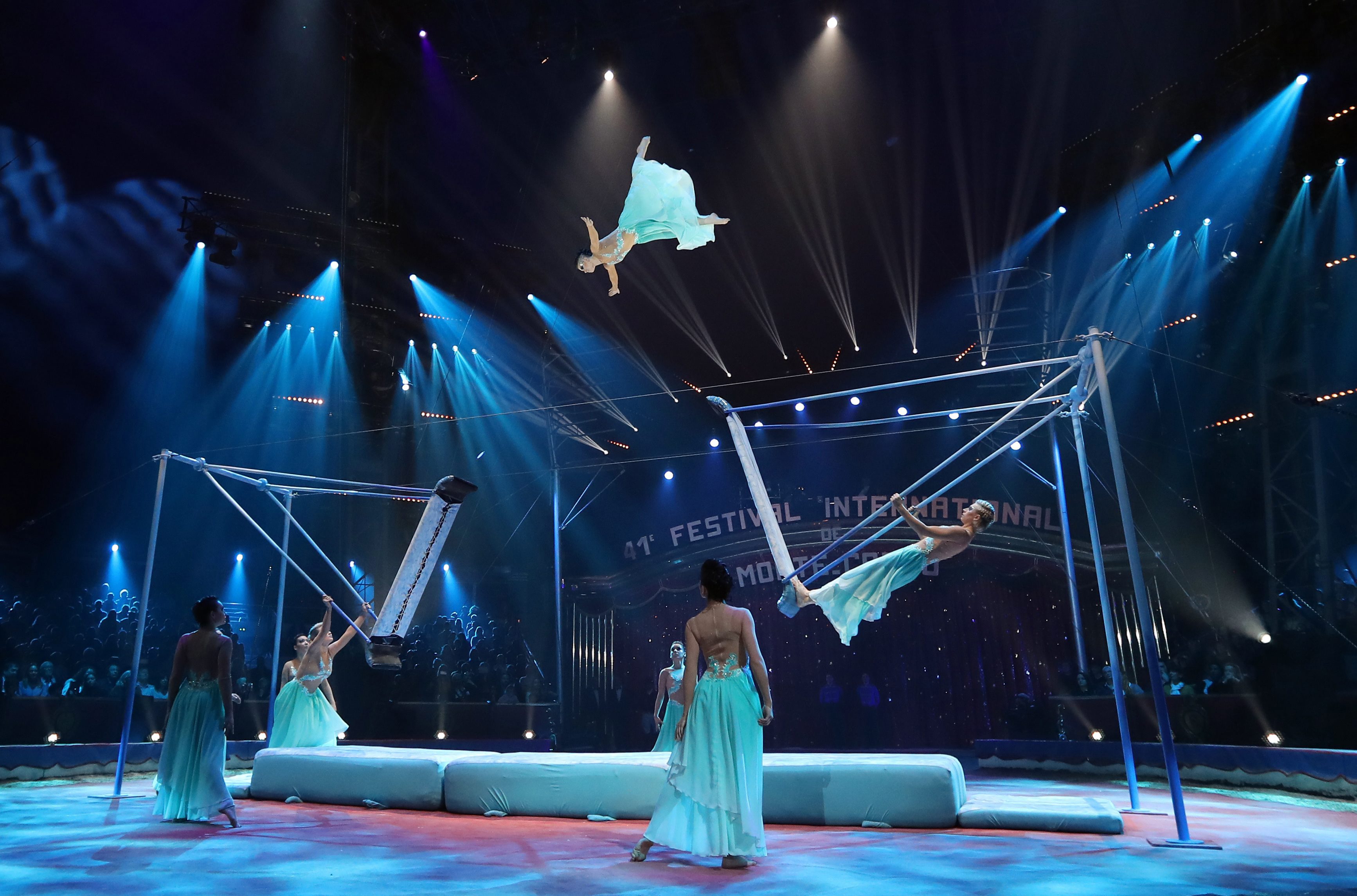 Повече от 120 циркови артисти от цял свят участват на Международния цирков фестивал в Монте Карло, който се провежда за 41-ви път. Фестивалът ежегодно привлича хиляди зрители, желаещи да видят уникалните изпълнения от някои от най-добрите треньори клоуни, жонгльори в света, съобщава Ruptly TV. Кралското семейство на Монако, които са известни с тяхната любов и подкрепа за цирково изкуство, също бяха сред присъстващите на голямото събитие във вторник (24 януари).