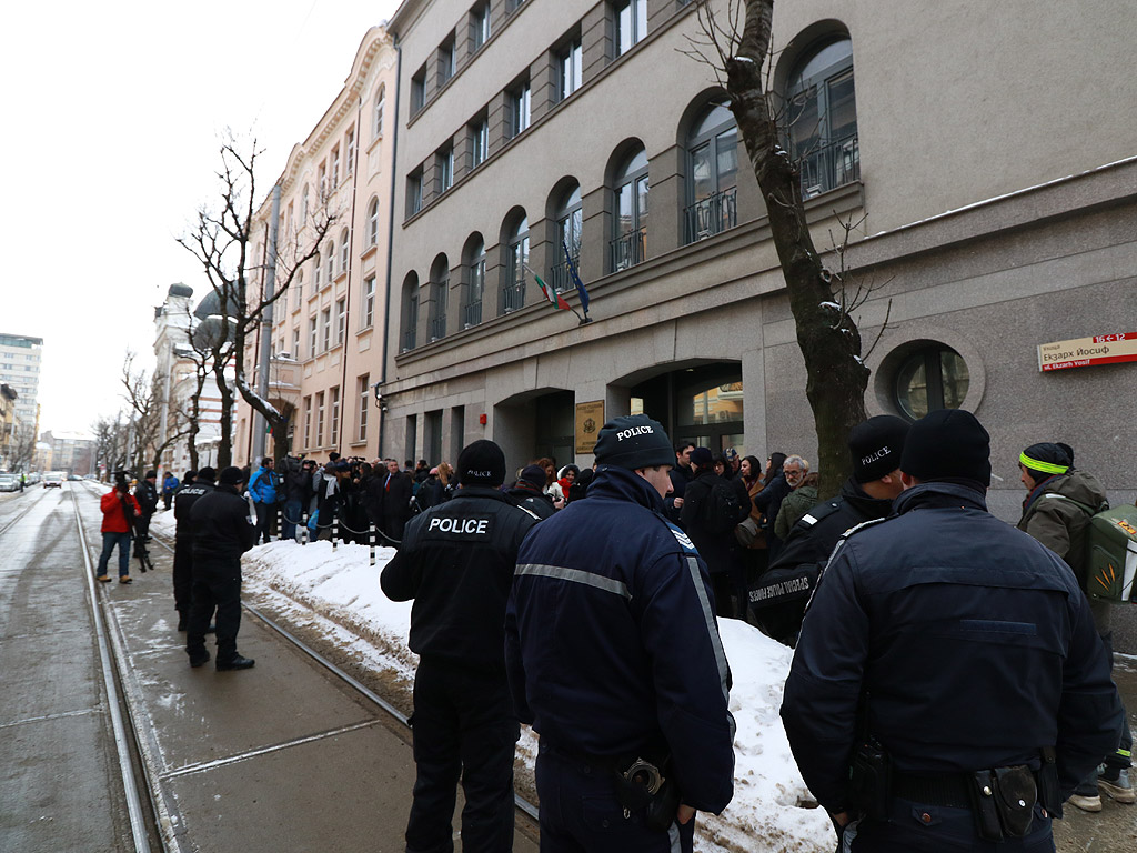 Вторият протест в рамките на месец и половина на най-натоварения съд - Софийския районен съд, събра 30-40 магистрати и от градския съд, както и граждани пред сградата на Висшия съдебен съвет.