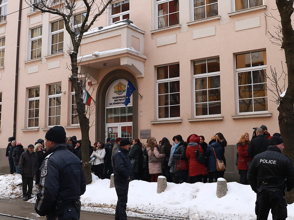 Вторият протест в рамките на месец и половина на най-натоварения съд - Софийския районен съд, събра 30-40 магистрати и от градския съд, както и граждани пред сградата на Висшия съдебен съвет.