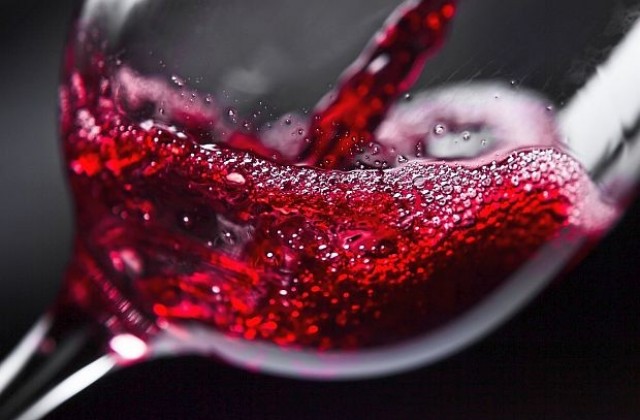 Магическа чаша позволява да пием вино, без да потъмняват зъбите ни