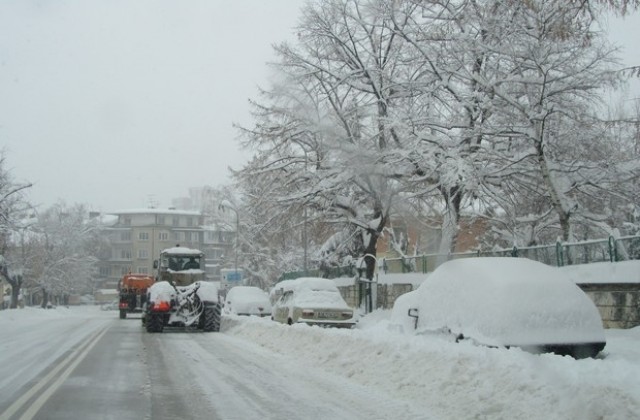Започна извозването на снега от основните улици на Ловеч