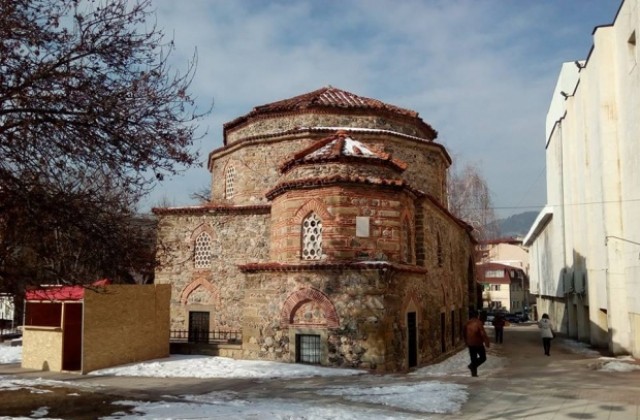 В проекто-бюджета за 2017 година на община Дупница няма заложени пари за ремонт на Джамията