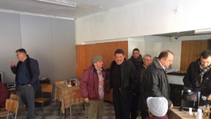 Депутатът Пламен Тачев и съветници с дарение за пенсионерски клуб