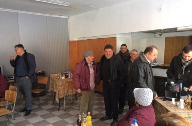 Депутатът Пламен Тачев и съветници с дарение за пенсионерски клуб