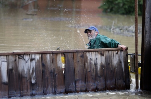 Бури и проливни дъждове взеха десетки жертви в САЩ