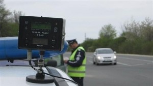 Свалиха регистрационните табели на автомобил