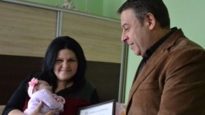 Атанас Камбитов ориса първото бебе на Благоевград за 2017 година