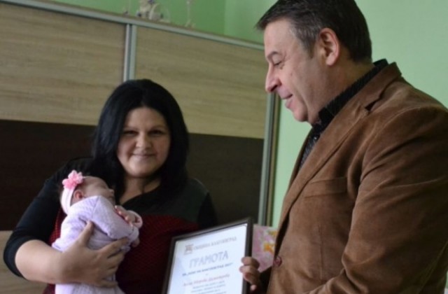 Атанас Камбитов ориса първото бебе на Благоевград за 2017 година