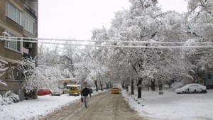 Обработват вътрешнокварталните улици на ръка очакват нов сняг и поледици