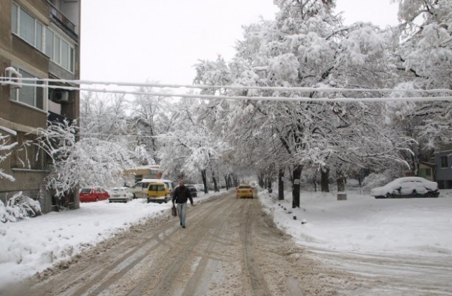 Обработват вътрешнокварталните улици на ръка, очакват нов сняг и поледици в Пловдив