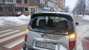 Снегопочистваща машина потроши автомобил