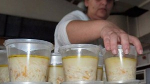 Уволниха дисциплинарно готвачки посегнали на храна за деца в детска