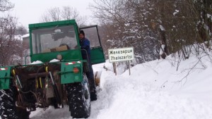 Изпратиха помощен снегорин за почистване на пътя до село Железарци