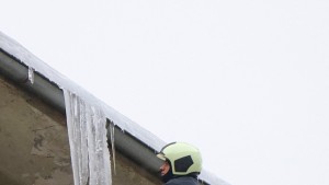 Пожарникари почистват ледените висулки във Велико Търново