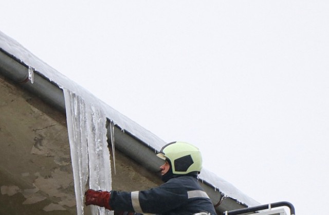 Пожарникари почистват ледените висулки във  Велико Търново