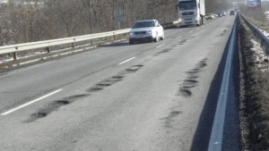 Дупките по старите участъци на АМ Тракия са запълнени по